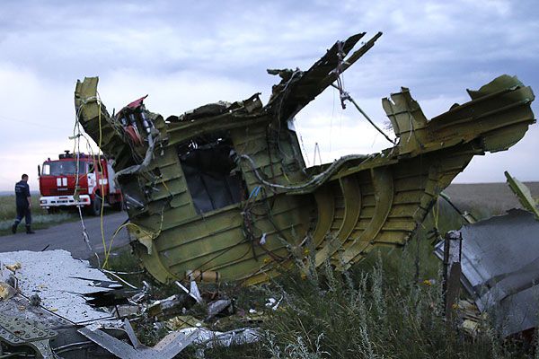 Malaysian plane could have been downed only by air-to-air missiles and explosives on board, say experts, since it lacks multiple holes on its bottom, characteristic of the surface-to-air missiles by the BUK missile launcher.