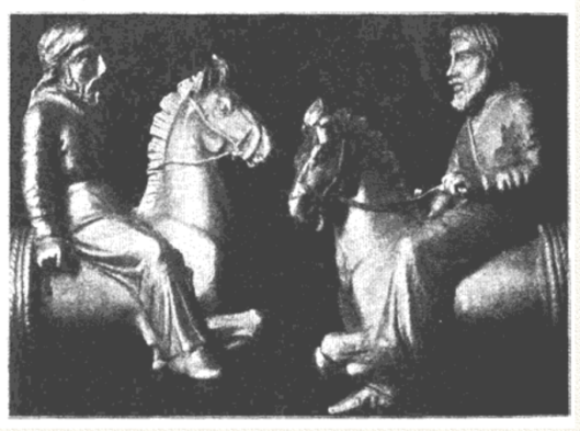 Изображения конных скифов на концах гривны. Их русский историк А. Д. Нечволодов считал неотличимыми от русских крестьян.