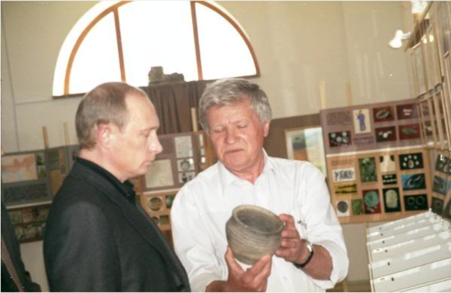 Путину показывают свастичную керамику Аркаима.