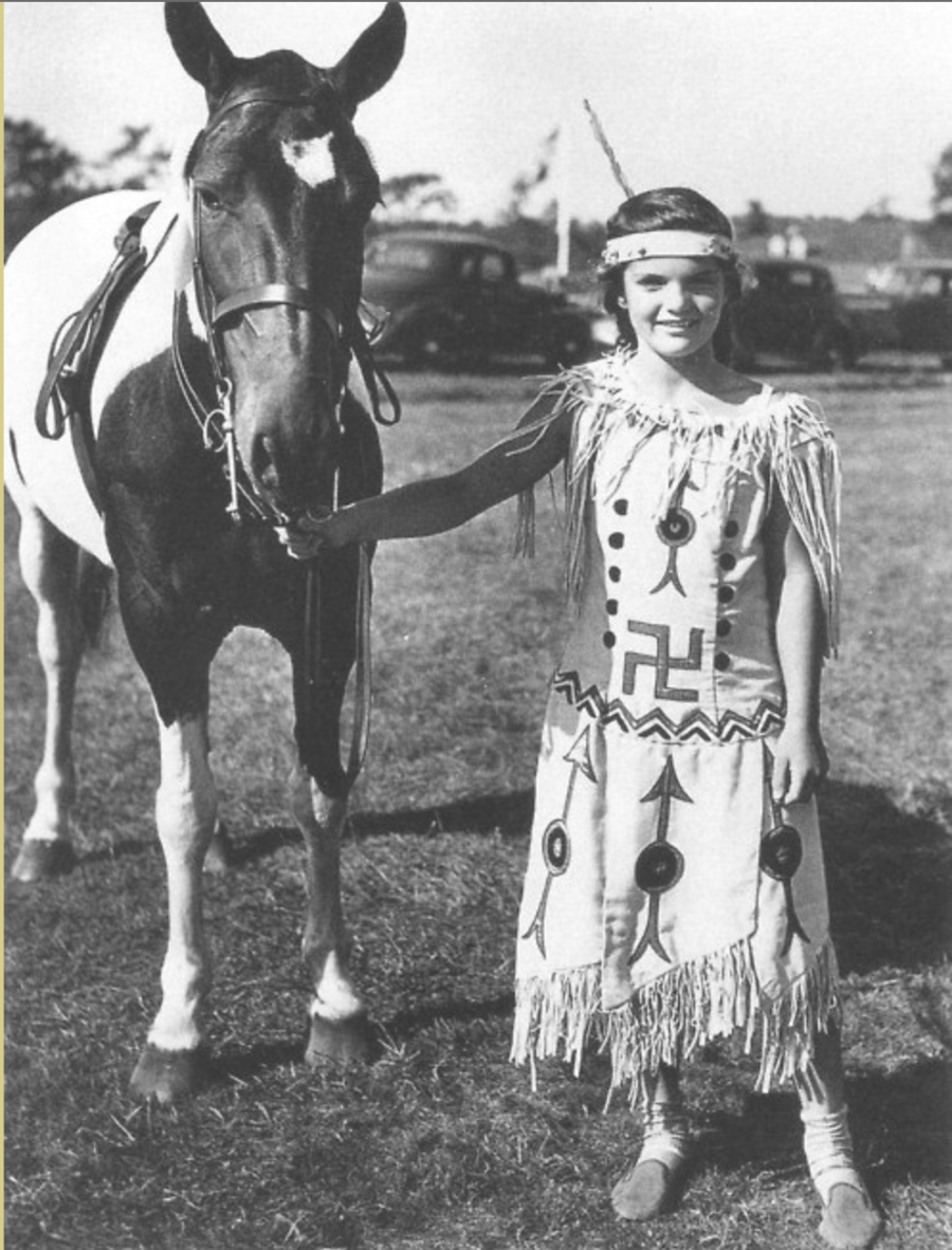 Детская фотография Жаклин Бувье, будущей жены американского президента Дж. Кеннеди, в платье индейцев Навахо.